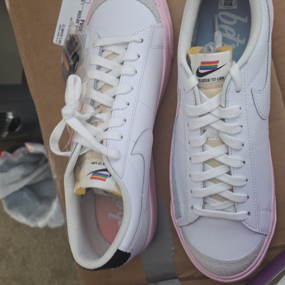 Nike Blazer 77 Low Size 10.5m White Sneakers with Pink Sole and Rainbow Swoosh - Picture 4 of 6